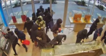 Grupo invade joalheria e rouba US$ 1 milhão em mercadorias nos EUA
