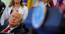 Trump é fotografado de olhos fechados em evento; Casa Branca nega que ele estivesse dormindo