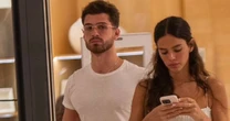 Flagra em dose dupla! Após praia, João Guilherme prova ser um verdadeiro cavalheiro ao ser visto em shopping com Bruna Marquezine. Fotos!