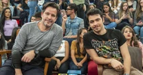 Totalmente idênticos! 20 pais e filhos famosos que pareciam iguais quando eram mais jovens