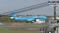 Rajadas de vento fazem avião arremeter após tocar o solo e quase bater durante pouso no Japão