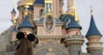 Organizador de falso casamento com menina de 9 anos na Disney Paris é preso na França