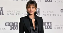 Nem bolo, nem pão branco: doença sem cura fez Halle Berry, hoje aos 59 anos, adotar dieta cetogênica; atriz toma uma taça de vinho por dia. 'Me ajudou a ficar em forma'