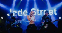 Apple Martin, filha de Chris Martin e Gwyneth Paltrow, surpreende público ao cantar em show; assista