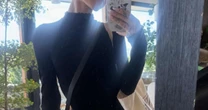 Ariana Grande tira sarro de si mesma ao postar foto do peito acidentalmente