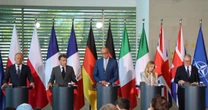 Líderes europeus reforçam apoio à Ucrânia, enquanto bombardeios russos matam trabalhadores de ONG norueguesa