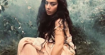 Teaser de clipe de Charli XCX é comparado com trabalho de Luísa Sonza