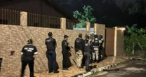 "Bunkers" do tráfico: Polícia desmonta fortaleza de facção em condomínio de Canoas e 8 são presos