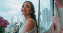 Julia Freitas lança 'Presente', single espiritualizado que convida ao aqui e agora