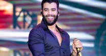 Gusttavo Lima pega fã de surpresa com carrão de presente