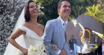 Buquê do casamento de Isis Valverde e Marcus Buaiz é disputado por Sophie Charlotte, mas vai parar em outras mãos. Saiba quem pegou!