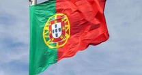 Mãe brasileira e filho aguardam decisão sobre deportação em aeroporto de Portugal
