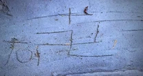 Homem é flagrado desenhando símbolo semelhante a suástica em calçada de salão em Porto Alegre