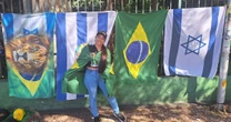 Ambulante diz que família trocou Lula por Bolsonaro e cita 'renda garantida' com venda de bandeira do Brasil