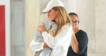 River está enorme! Com tênis retrô de R$ 1 mil e aerolook comfy, Gisele Bündchen é clicada com o filho de 1 ano e 5 meses em aeroporto do Rio. Fotos!