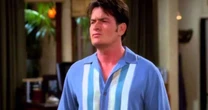 "Não justifica": Charlie Sheen revela que ataque de raiva nas gravações de Two And a Half Men foi causada por creme de testosterona