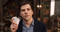 Jesse Eisenberg critica rotina fitness propagada nas redes em evento da Men's Health: 'Narcisismo'