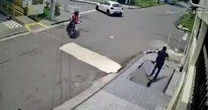 Homem é 'engolido' por buraco enquanto caminhava em calçada em Manaus; veja