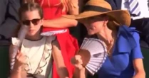 Princesa Charlotte viraliza após 'imitar' Kate Middleton na final de Wimbledon: 'Idênticas'