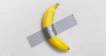 Visitante come banana de obra milionária de Maurizio Cattelan em museu francês