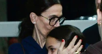 Neta de Preta Gil, de 9 anos, é confortada no desembarque da família em SP 4 dias após morte da cantora