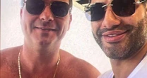 Site publica foto que mostra Flávio Bolsonaro ao lado de 'Sicário', capanga de Daniel Vorcaro
