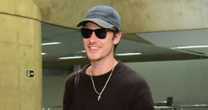 Shawn Mendes chega ao Brasil para encontrar Bruna Marquezine no Dia dos Namorados