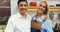 Após retirada de tumor, Edu Guedes volta à TV e recebe visita de Ana Hickmann: 'Estou muito feliz'