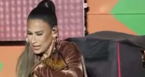 Simone Mendes ganha galinha de presente durante show no São João de Campina Grande e adota animal no palco