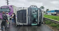 Moto derrapa em pista com óleo, piloto cai e é atropelado e morto por carreta em BR-324