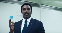 Emmy 2025: Após 77 anos, Tramell Tillman, de Ruptura, conquista vitória histórica que demorou tempo demais para acontecer