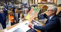 Bandeira do RS atingida por lama será emoldurada como símbolo de resiliência