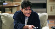 Qual era o salário de Charlie Sheen em Two and a Half Men? Jon Cryer ganhou apenas um terço desse valor pelo papel de Alan