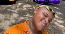 MC Ryan SP ostenta maços de dinheiro em fotos sem camisa e faz trocadilho: 'Gosta de te tudo?'