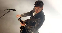 O amadurecimento musical do Arctic Monkeys em 'Suck It and See'