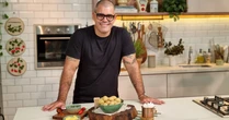 Juliano Cazarré ensina aperitivo para curtir as Olimpíadas de Paris