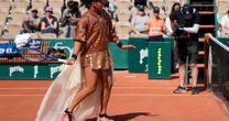 Tenista Naomi Osaka transforma o torneio de Roland Garros em passarela de alta-costura