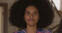 Glorinha de 'Garota do momento', atriz expõe ataques racistas: 'Cabelo de vassoura...'