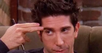Fã ou hater? Pouca gente sabe, mas David Schwimmer, o Ross de 'Friends', pegou 'ranço' da música-tema da série e admitiu que nunca reassistiu aos episódios