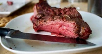 Consumo excessivo de carne e açúcar causa 15 milhões de mortes prematuras no mundo, diz Lancet