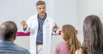 Formação em medicina abre espaço para múltiplas carreiras