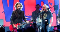 Billie Joe Armstrong convida Bruce Dickinson, do Iron Maiden, para cover surpresa