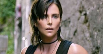 "Tive a impressão de que ela realmente poderia dar uma surra em muita gente": Charlize Theron ficou seriamente intimidada por esta colega estrela de filmes de ação