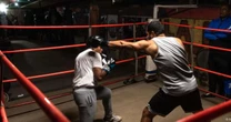 Academias populares de boxe resistem debaixo de viadutos em SP