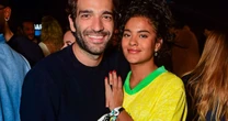 Bella Campos e Humberto Carrão posam juntos em festival de música no RJ
