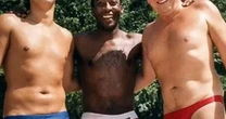 'Olha só a tanguinha daquela época!': Boni compartilha foto antiga com Boninho e Pelé; veja