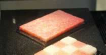 未来の食「培養肉」、焼いたらどんなにおい？