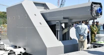 自衛艦隊司令官が「レールガン」視察　試験艦「あすか」を訪問