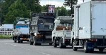 なぜ大型トラックは路上駐車するのか　ドライバーを悩ませる深刻事情
