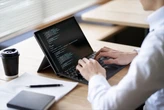 英語を使う会社員の9割「生成AI時代でも英語力の向上は必要」　なぜ？